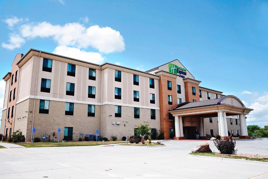 Holiday Inn Express and Suites Urbandale Des Moines an IHG Hotel Main image 1